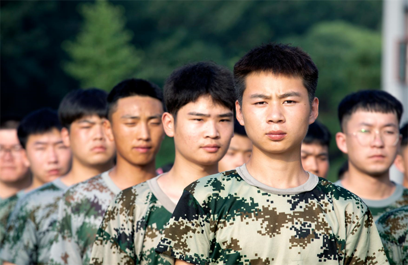 2021年7月6日，北京集团百名应届大学生褪下便服换上军装，在训练场上接受为期2天的军训，享受入职前的第一份美好记忆。